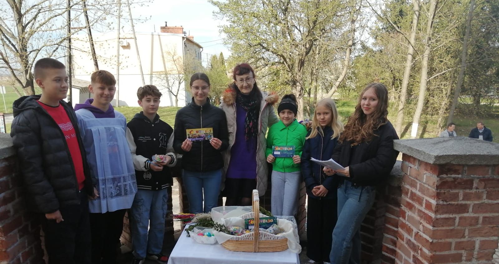 Dzieci i opiekunka przy stole