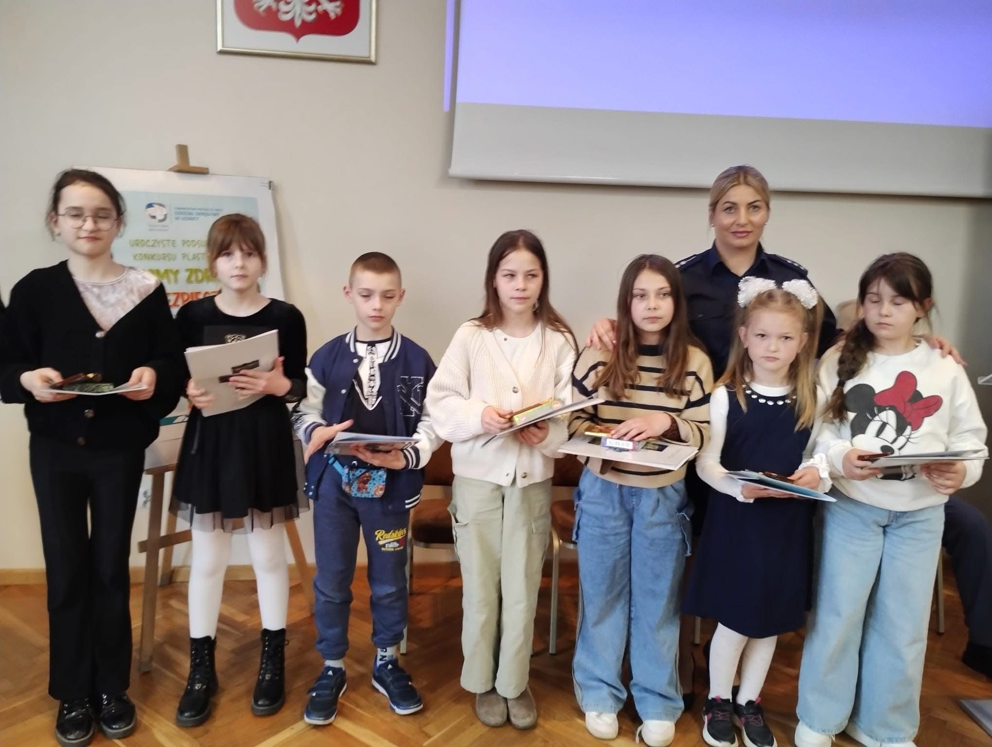 Dzieci i opiekunka z nagrodami