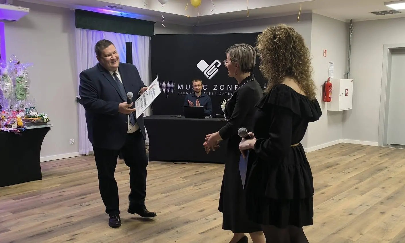 Nauczyciele odbierają nagrodę