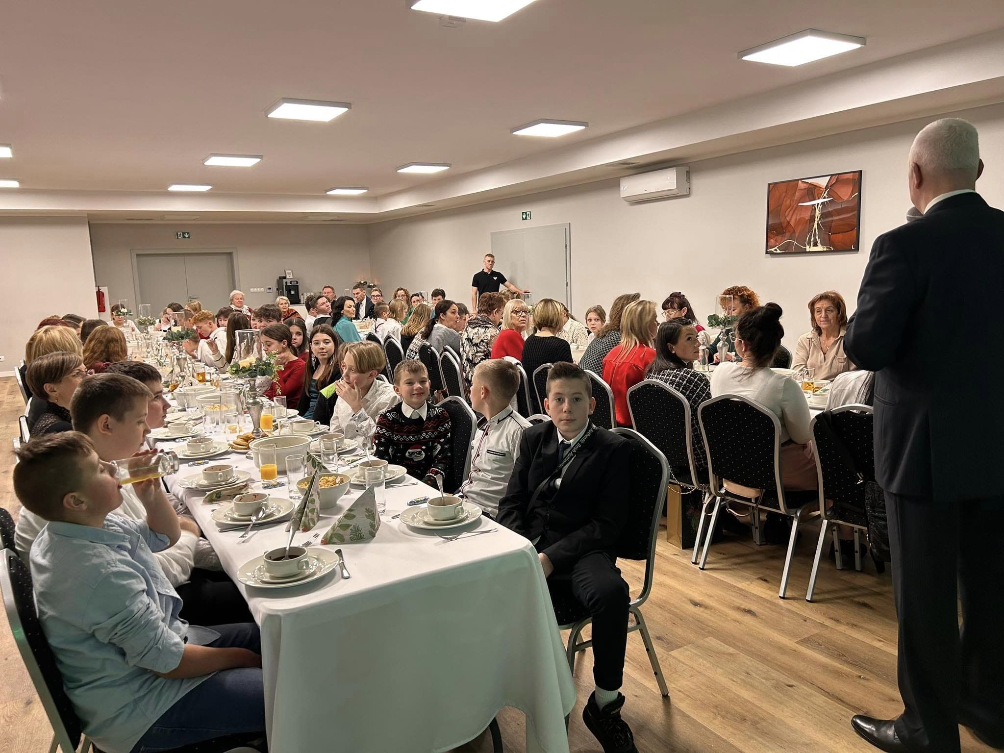 stół wigilijny z uczniami