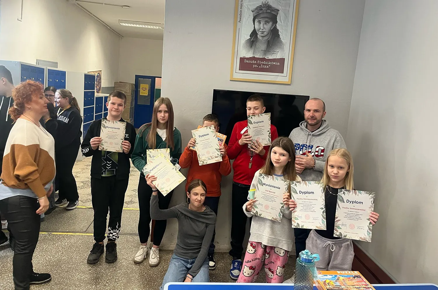 Uczniowie z dyplomami