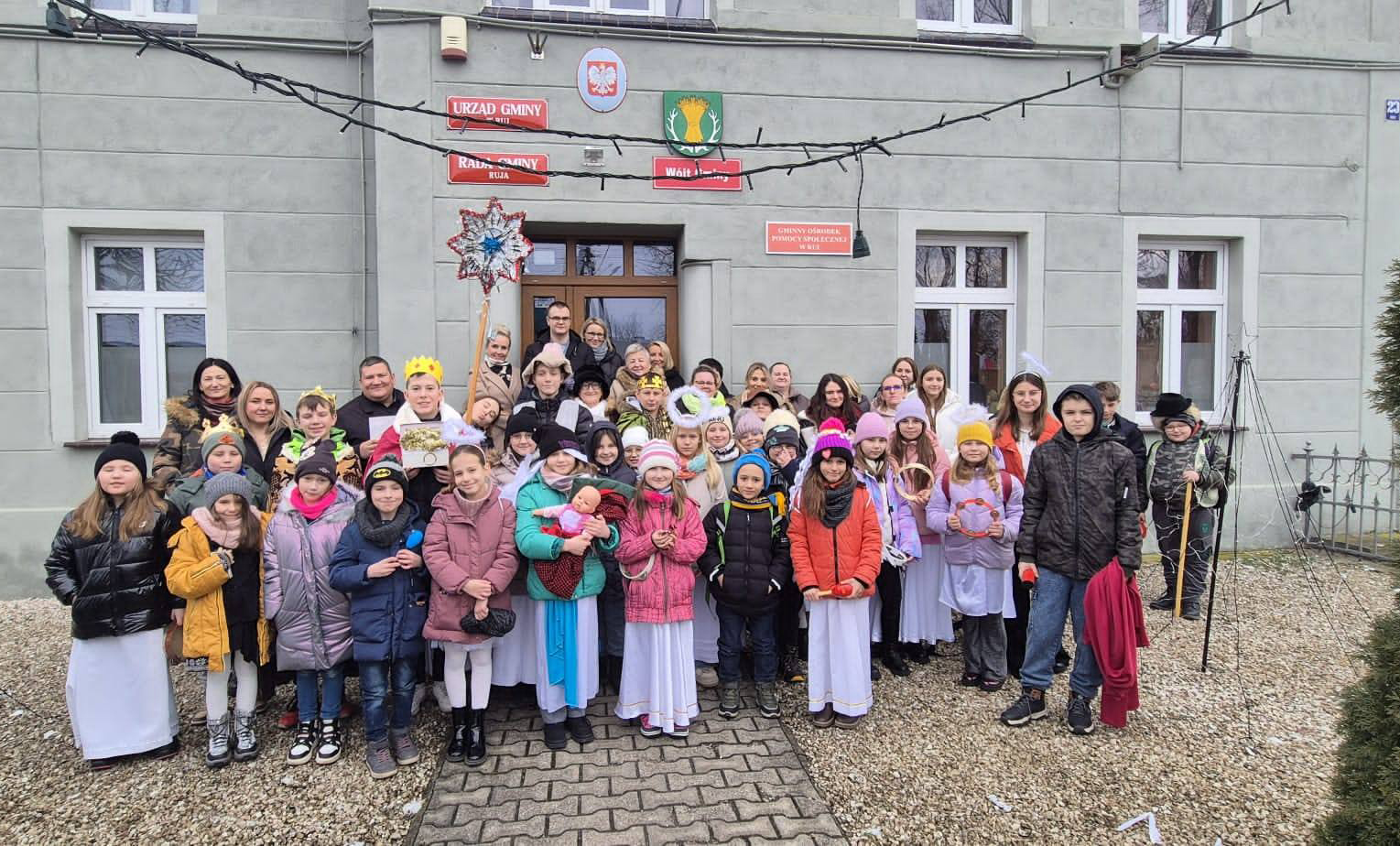 Dzecie przed budynkiem