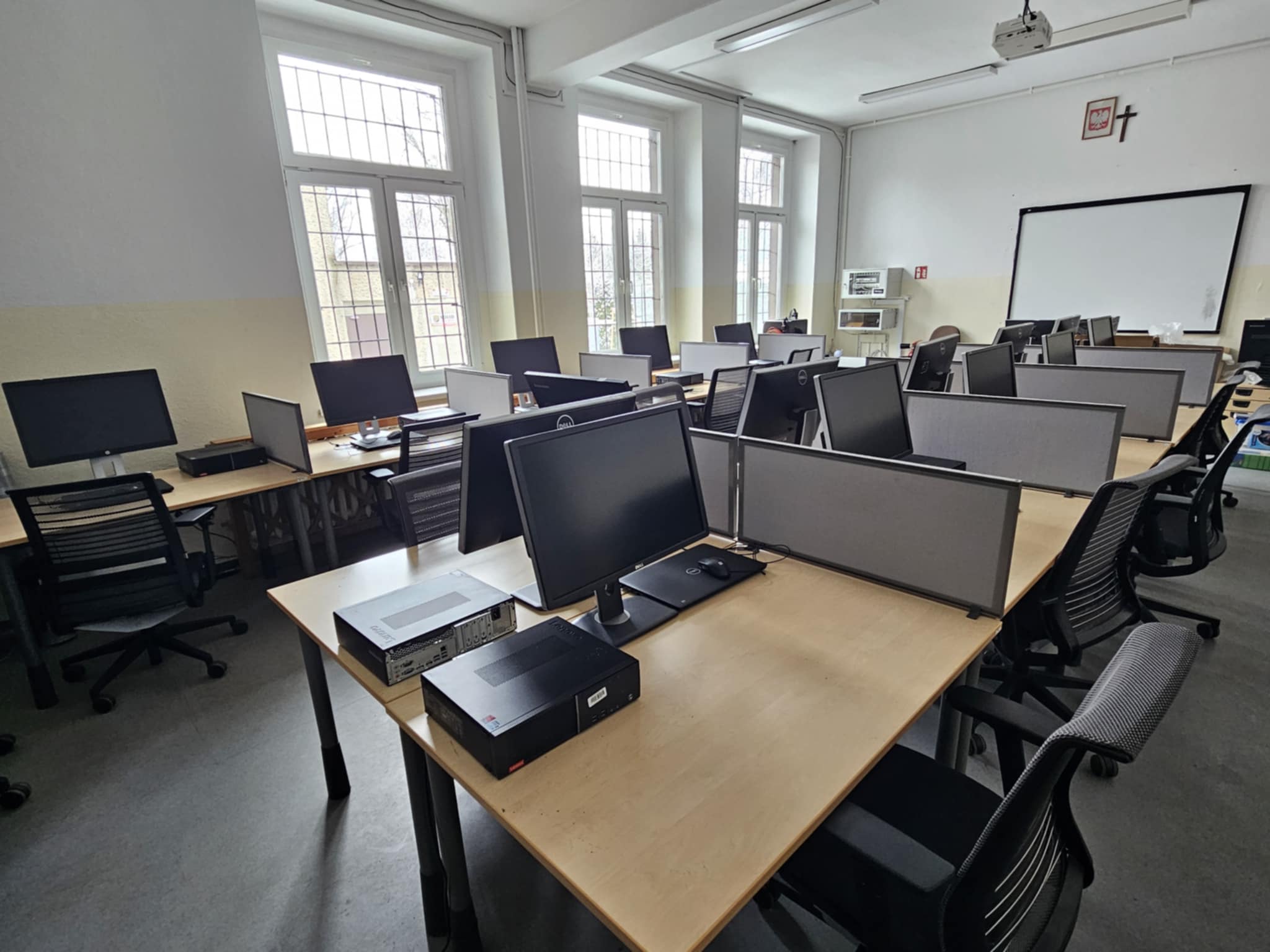 komputery na ławkach