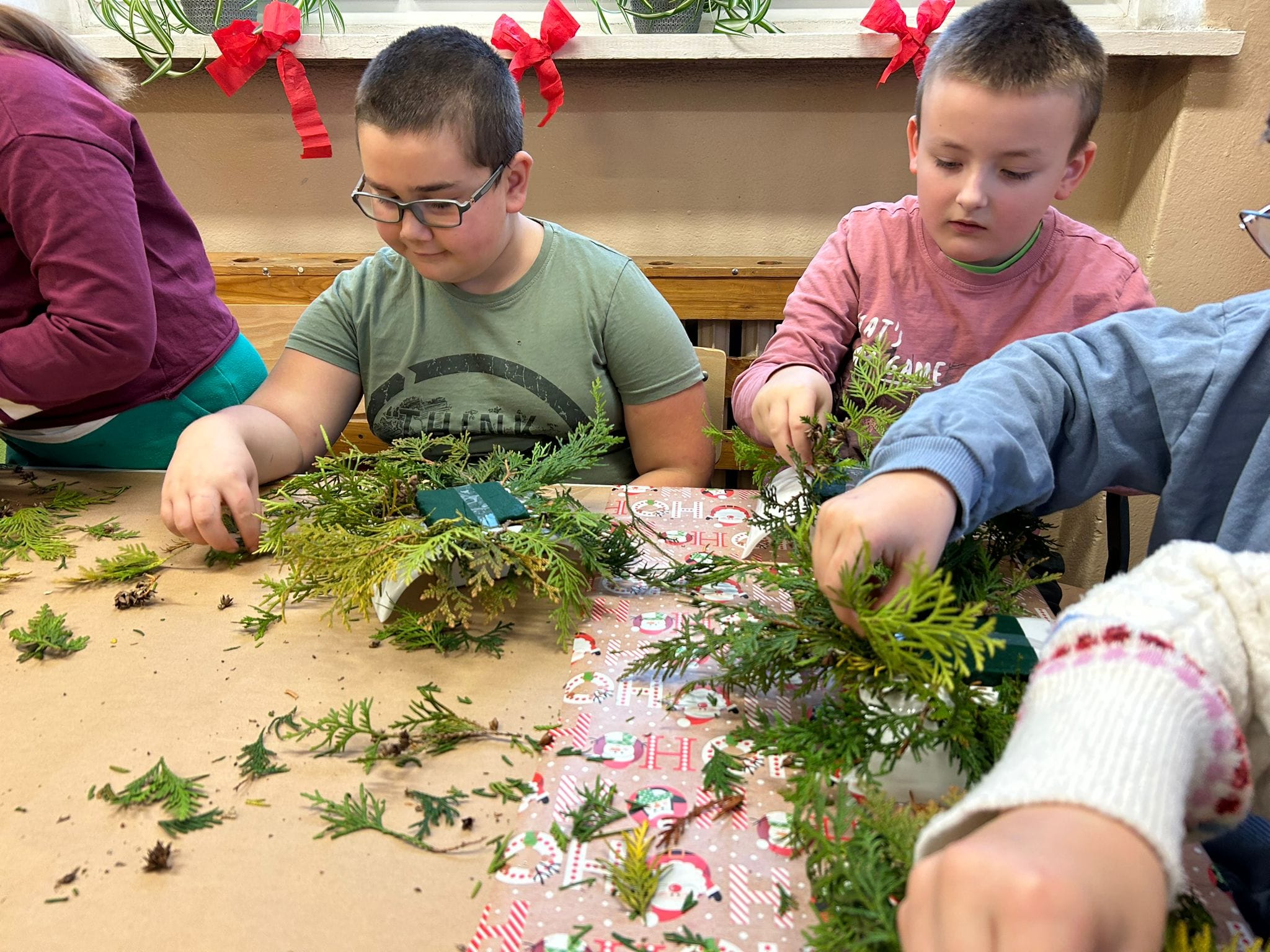 dzieci robią stroiki